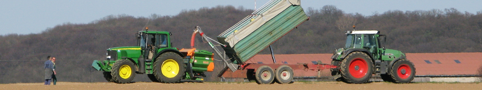 Traktor mit Anhänger bei Düngestreuerbefüllung ©Dr. Fritsch